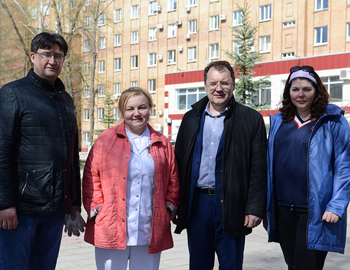 Врачи стоят в гражданской одежде